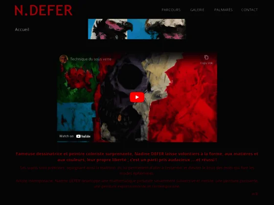 Une peintre coloriste spécialisée en art contemporain.